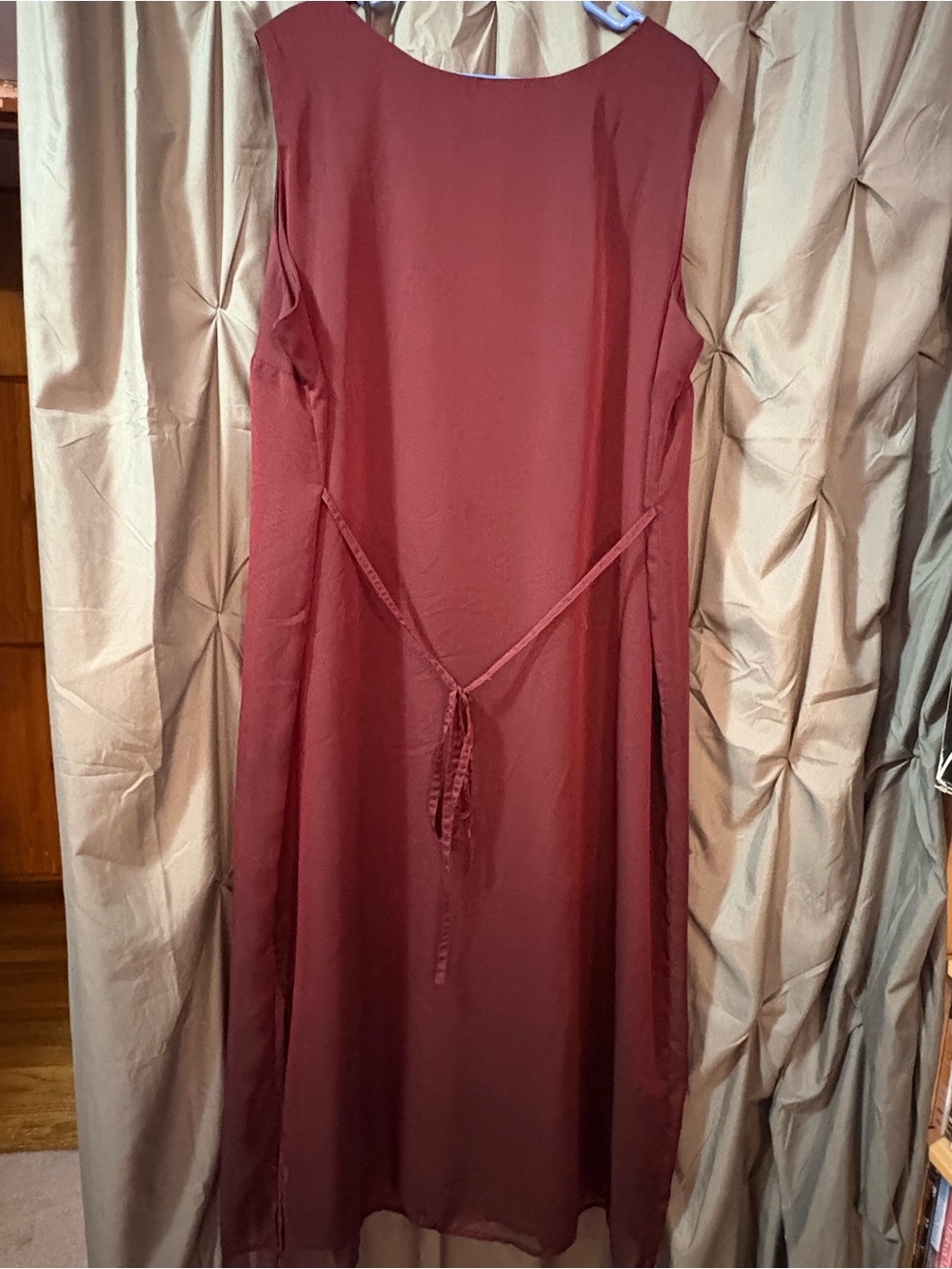 burgundy sleeveless floral sheath dress - Picture 4 of 6